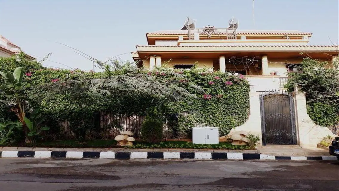 فيلا فاخرة للبيع في موقع متميز