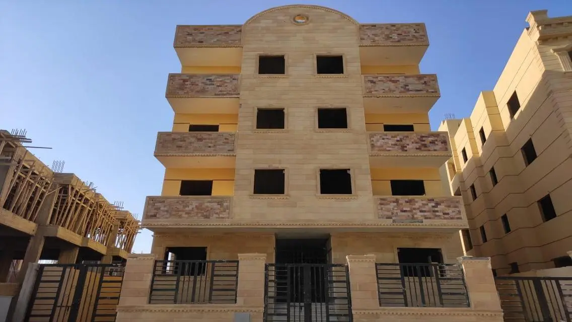 شقة فاخرة للبيع مع حديقة خاصة في قلب المدينة