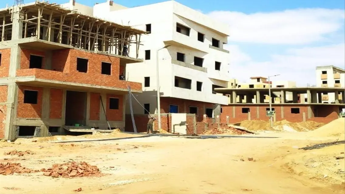 شقة فاخرة للبيع مع حديقة خاصة في قلب المدينة