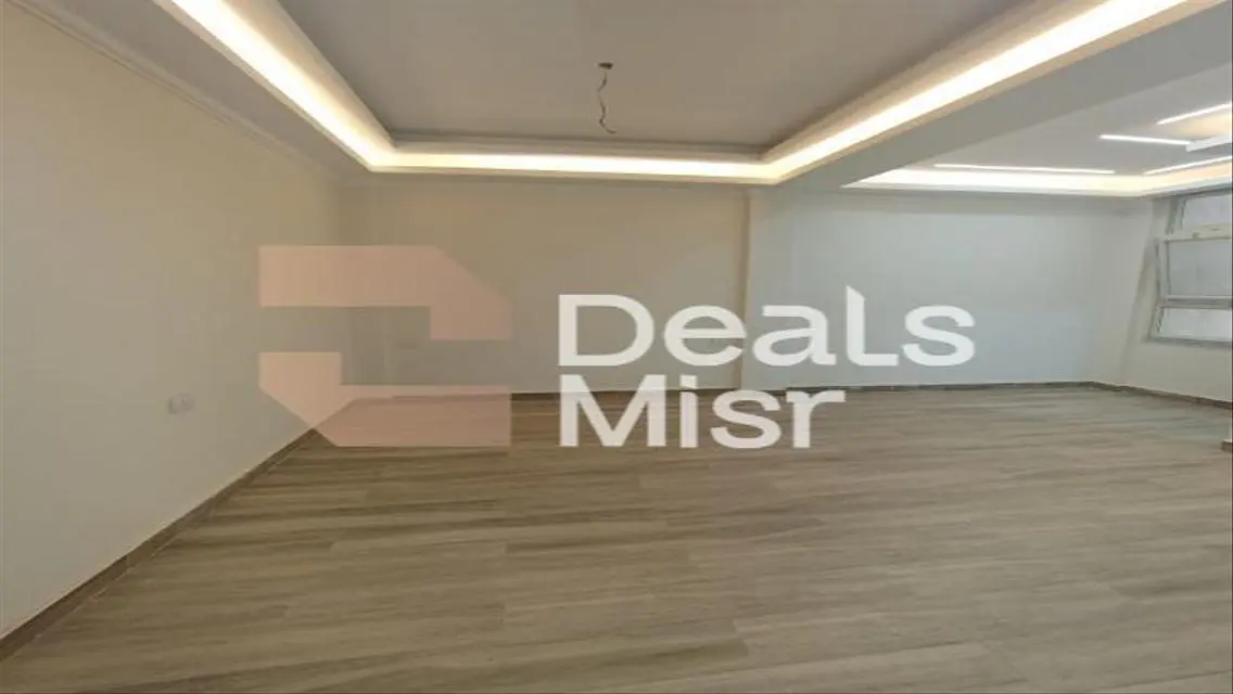 شقة فاخرة بمساحة واسعة مع شرفة وحارس أمن