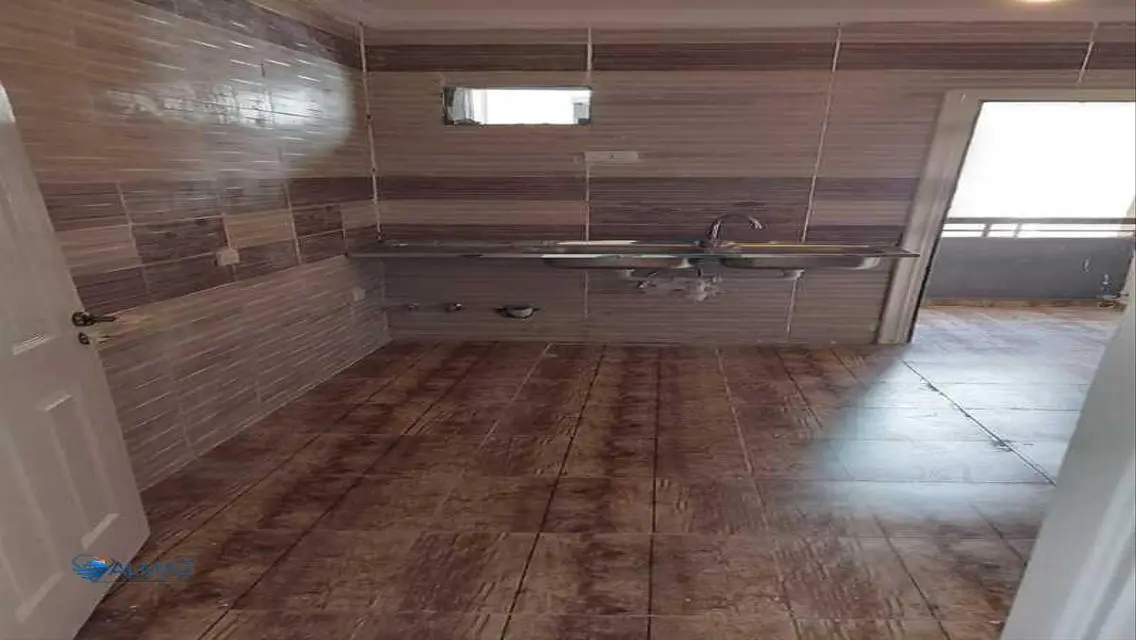 شقة فاخرة بمساحة متر مع شرفة وحارس أمن