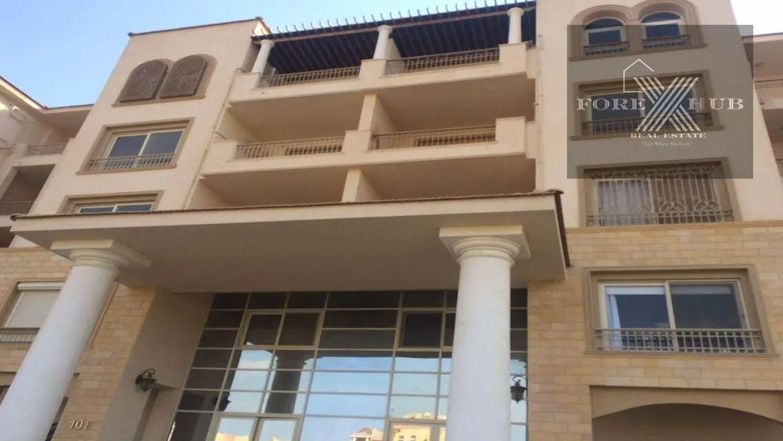فيلا فاخرة بحديقة ومسبح خاص للبيع