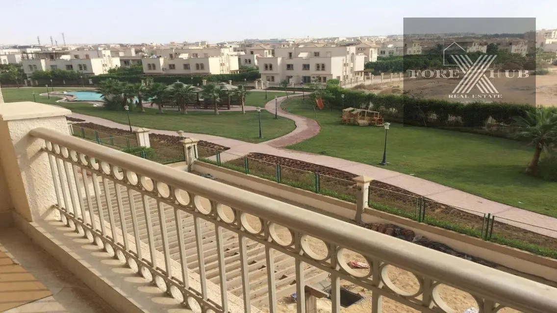 فيلا فاخرة بحديقة ومسبح خاص للبيع