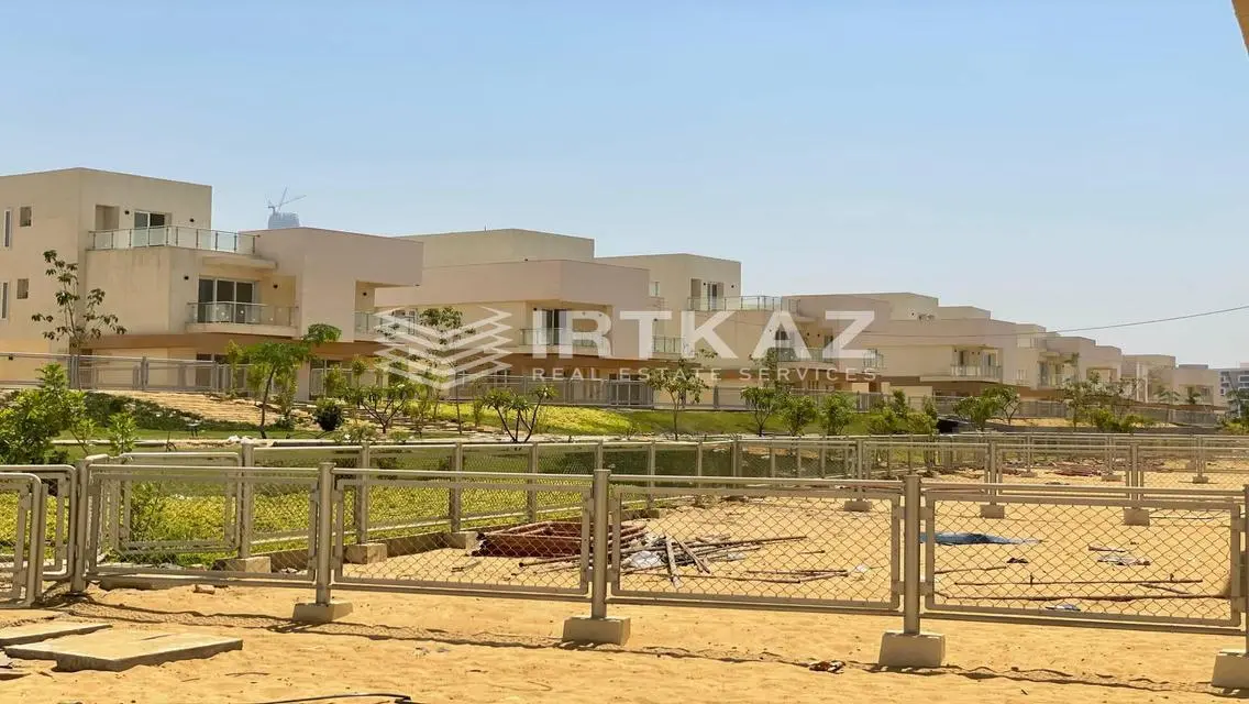 فيلا فاخرة للبيع بحديقة خاصة