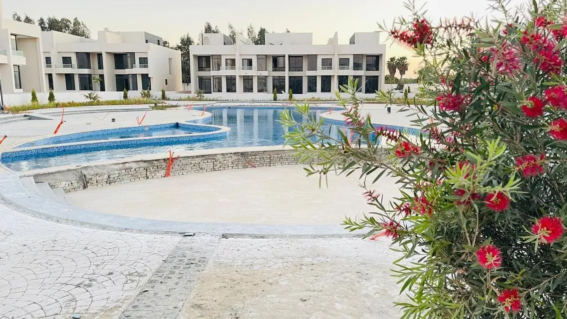 شقة فاخرة للبيع مع غرفة خادمة ووسائل راحة متعددة