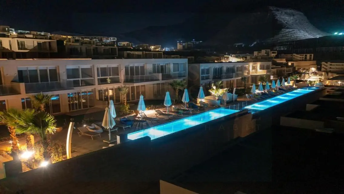 فيلا فاخرة overlooking البحيرات بمساحة واسعة
