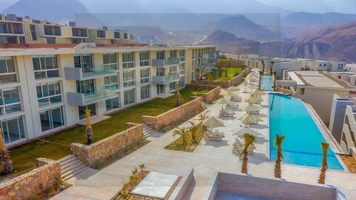 فيلا فاخرة overlooking البحيرات بمساحة واسعة