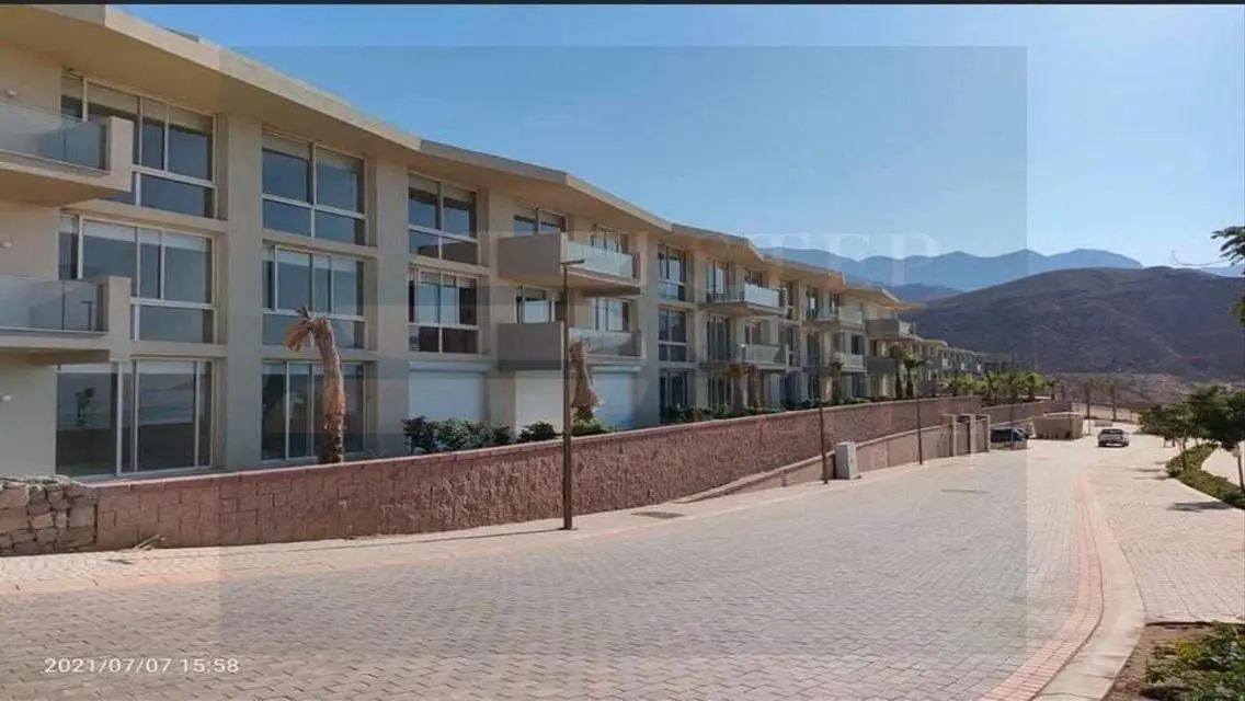 فيلا فاخرة overlooking البحيرات بمساحة واسعة