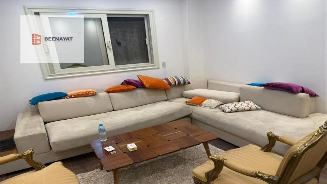 شقة فاخرة للبيع مع غرفة دراسة وشرفة