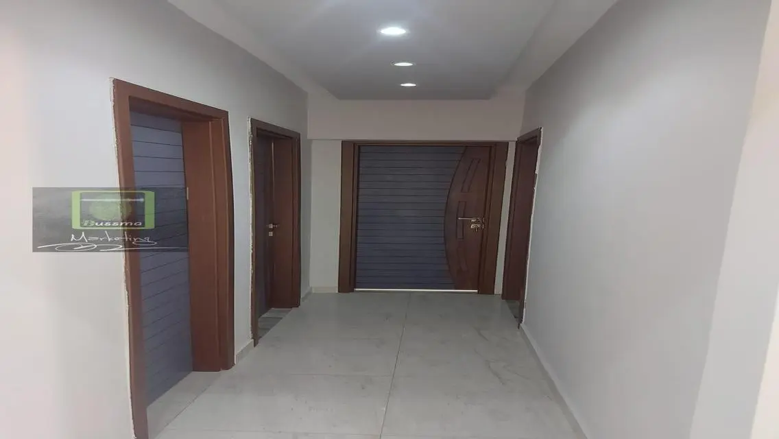 شقة للبيع مع شرفة وحارس أمن