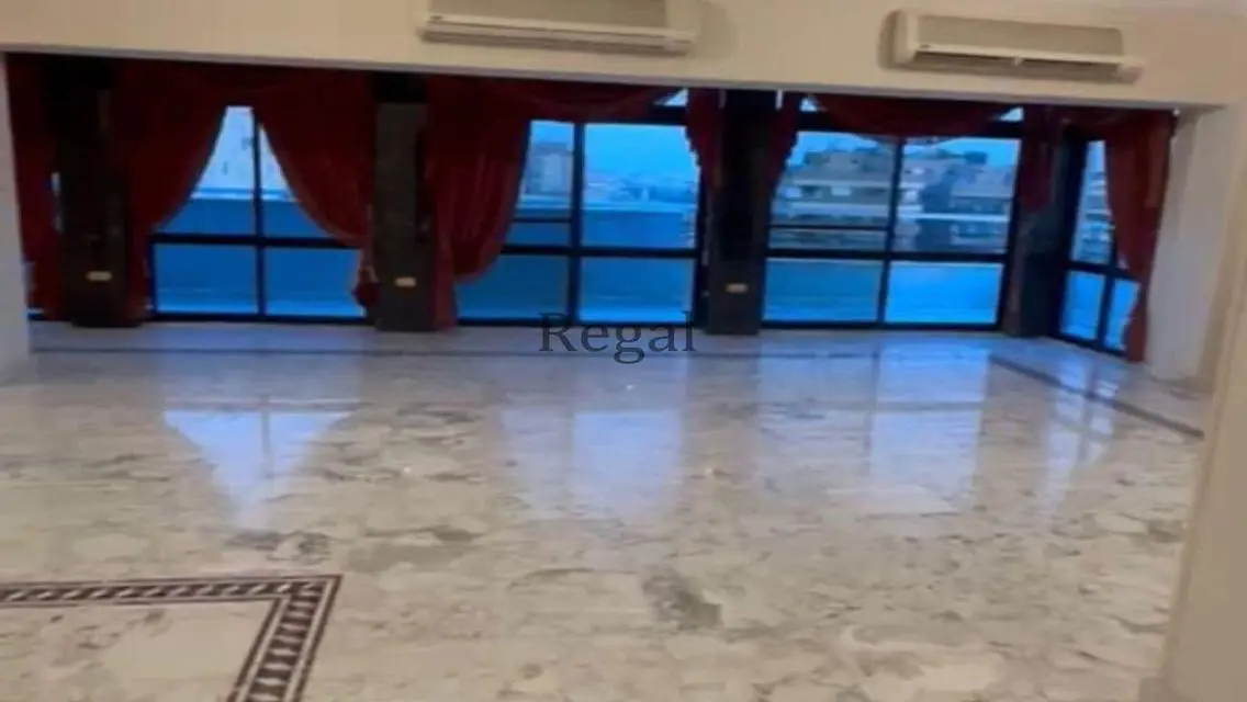شقة فاخرة للبيع بمساحة كبيرة