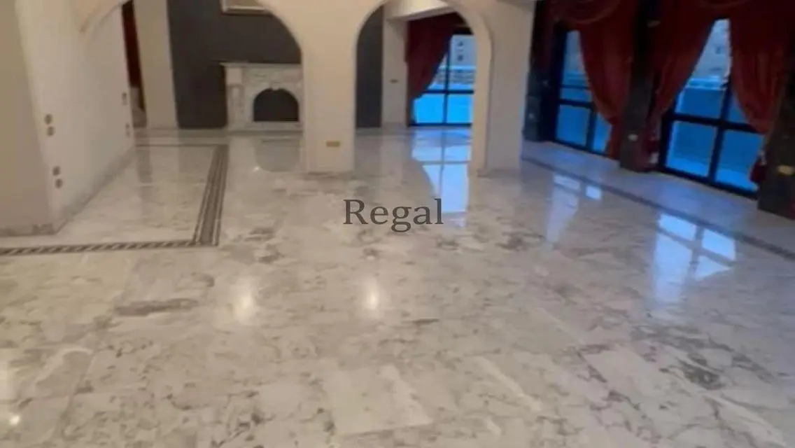 شقة فاخرة للبيع بمساحة كبيرة
