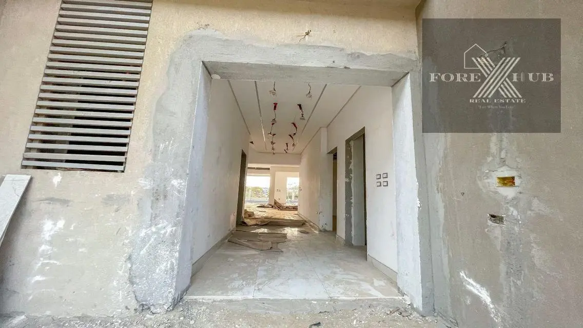 عقار فاخر مع حديقة ومسبح خاص