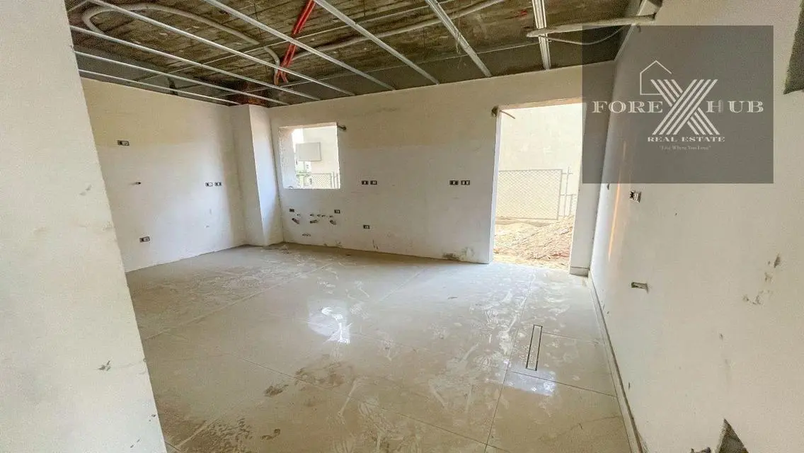 عقار فاخر مع حديقة ومسبح خاص