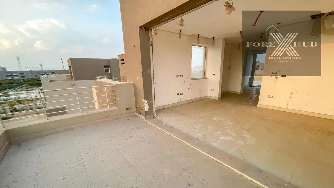 عقار فاخر مع حديقة ومسبح خاص