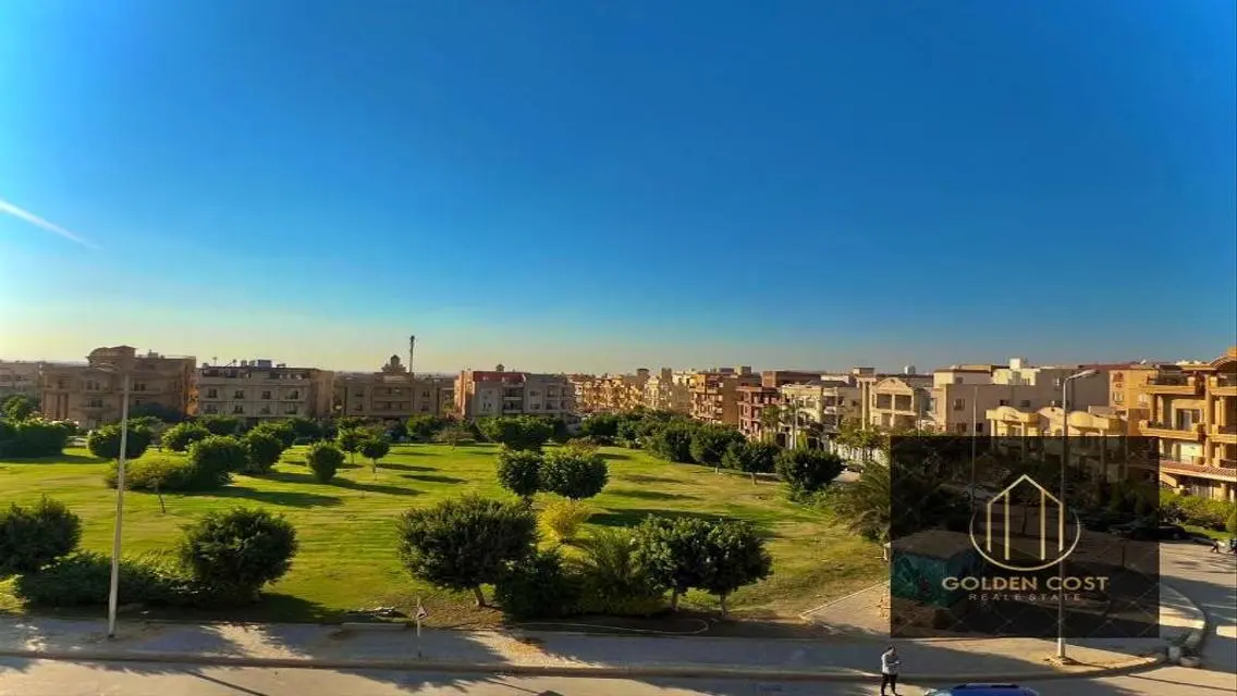شقة عصرية مع شرفة في موقع متميز