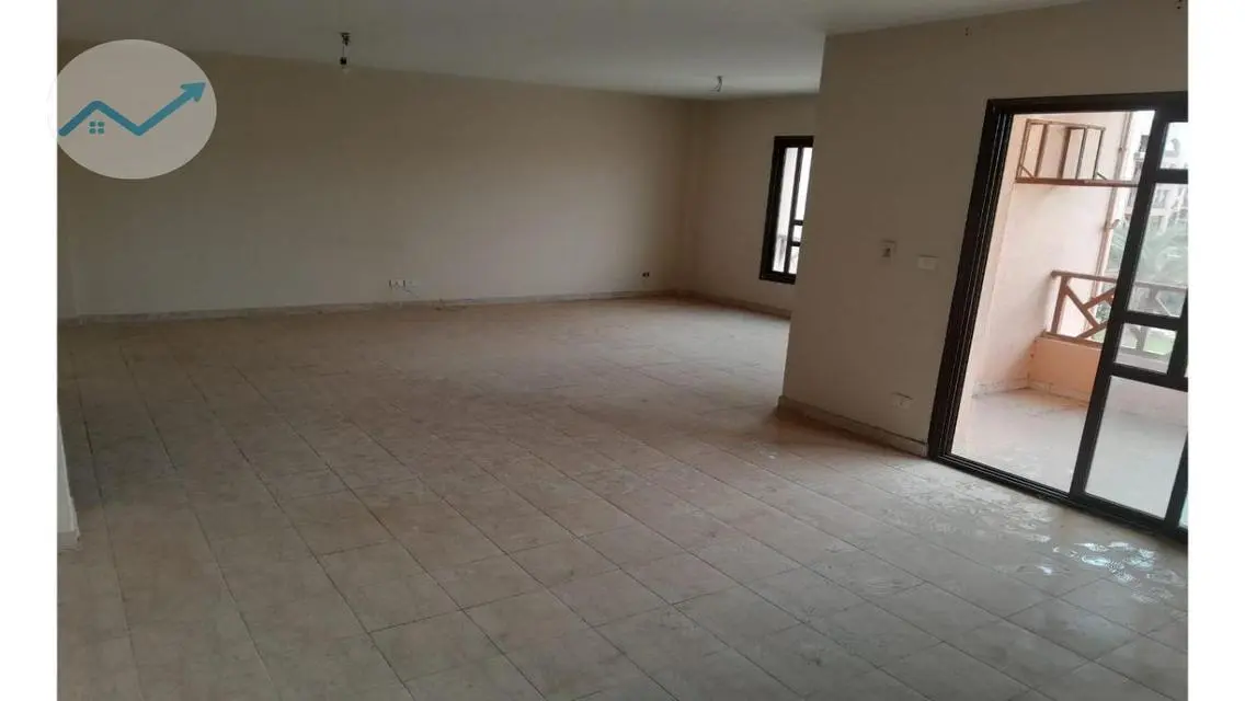 شقة فاخرة بمساحة كبيرة في موقع متميز