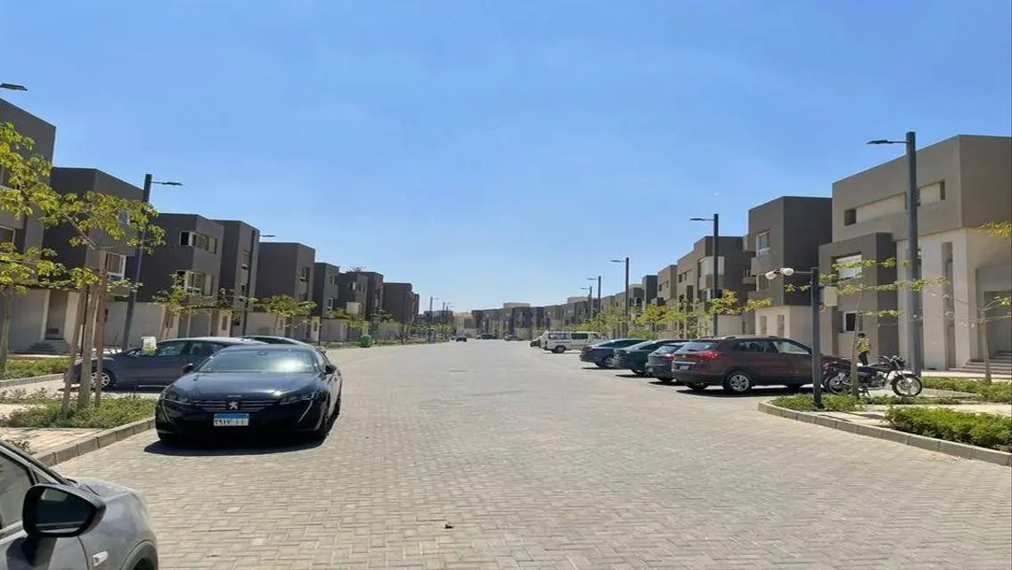 شقة فاخرة للبيع مع إطلالة على البحيرة