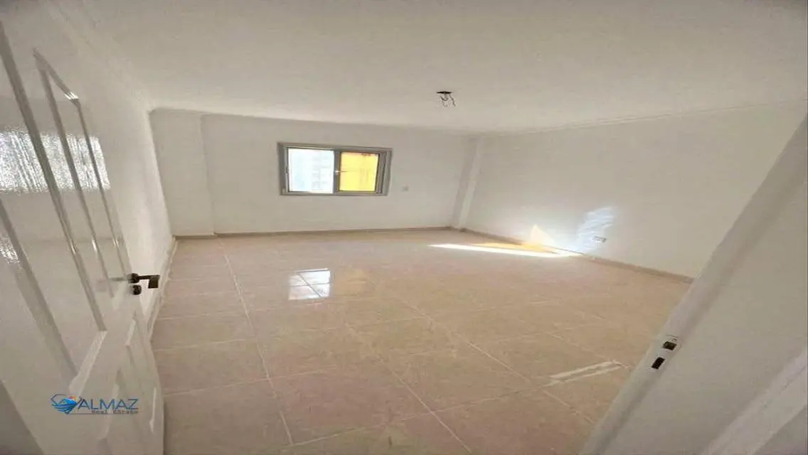 شقة فاخرة للإيجار مع شرفة وحارس أمن