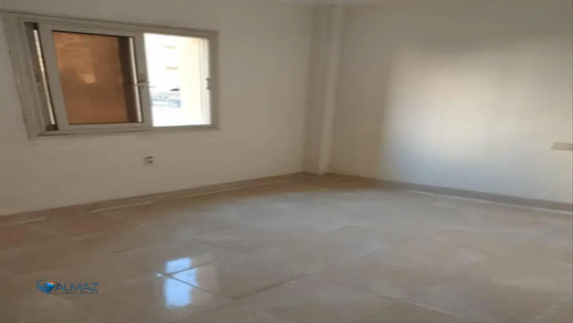 شقة فاخرة للإيجار مع شرفة وحارس أمن