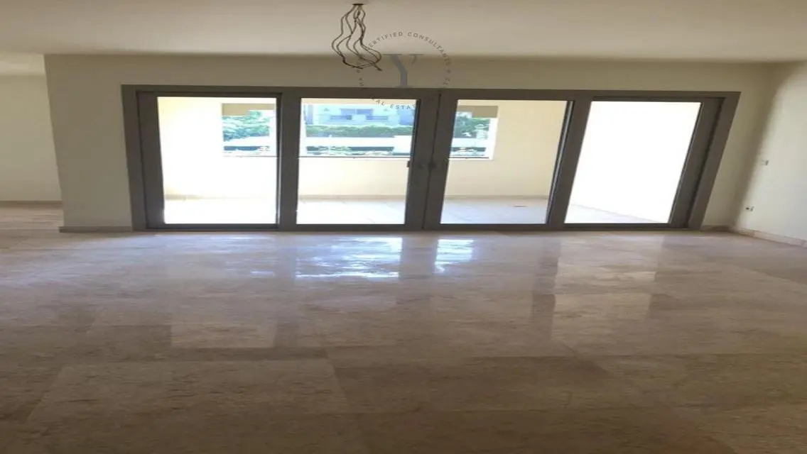 فيلا فاخرة للبيع مع إطلالة رائعة