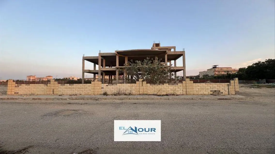 فيلا فاخرة للبيع مع مسبح خاص وإطلالة ساحرة