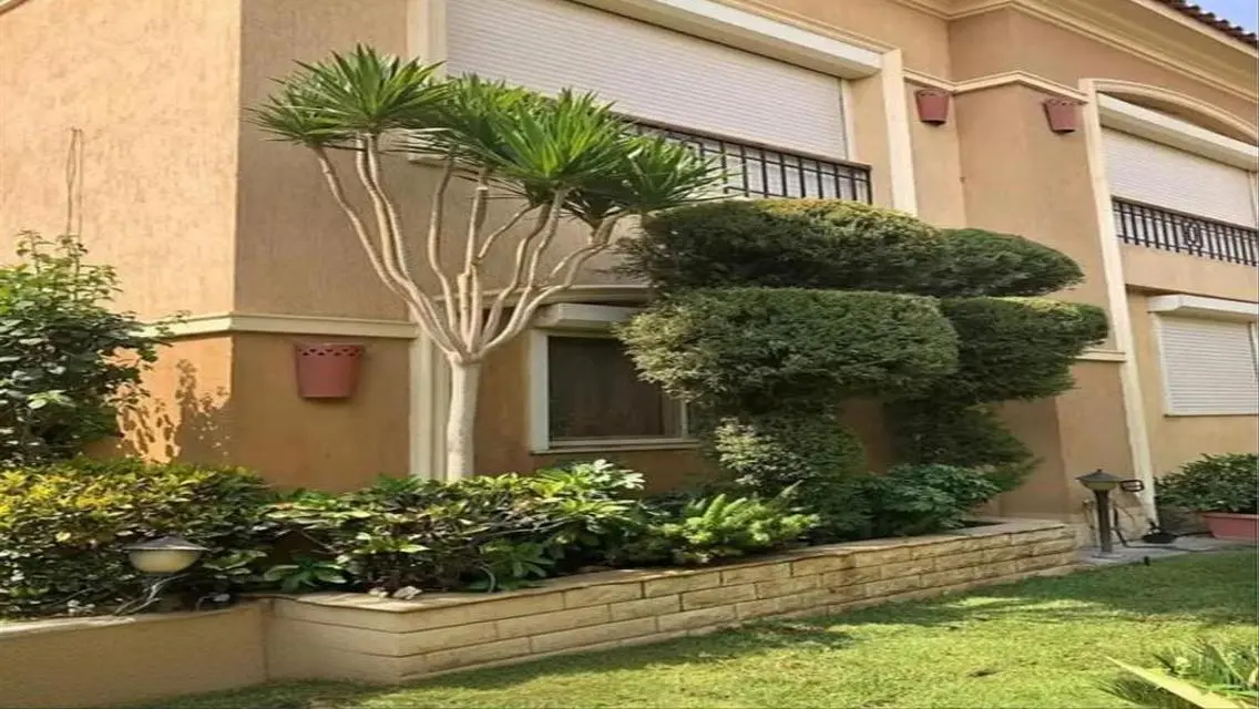 فيلا فاخرة للبيع بمساحة كبيرة مع مرافق عالية الجودة
