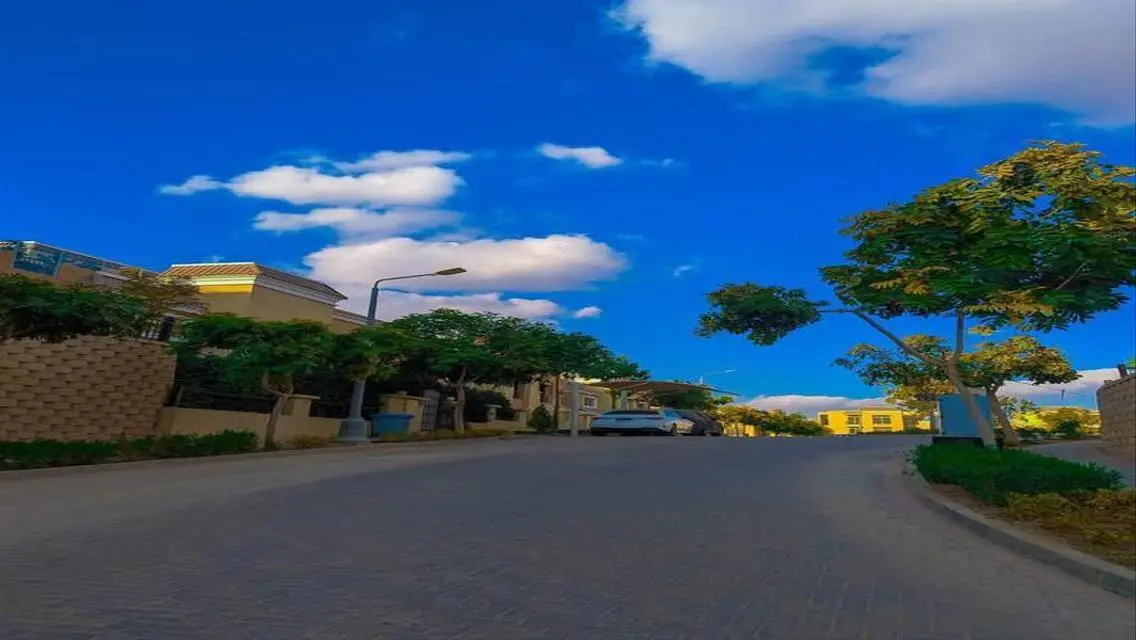 فيلا فاخرة للبيع بمساحة كبيرة مع مرافق عالية الجودة