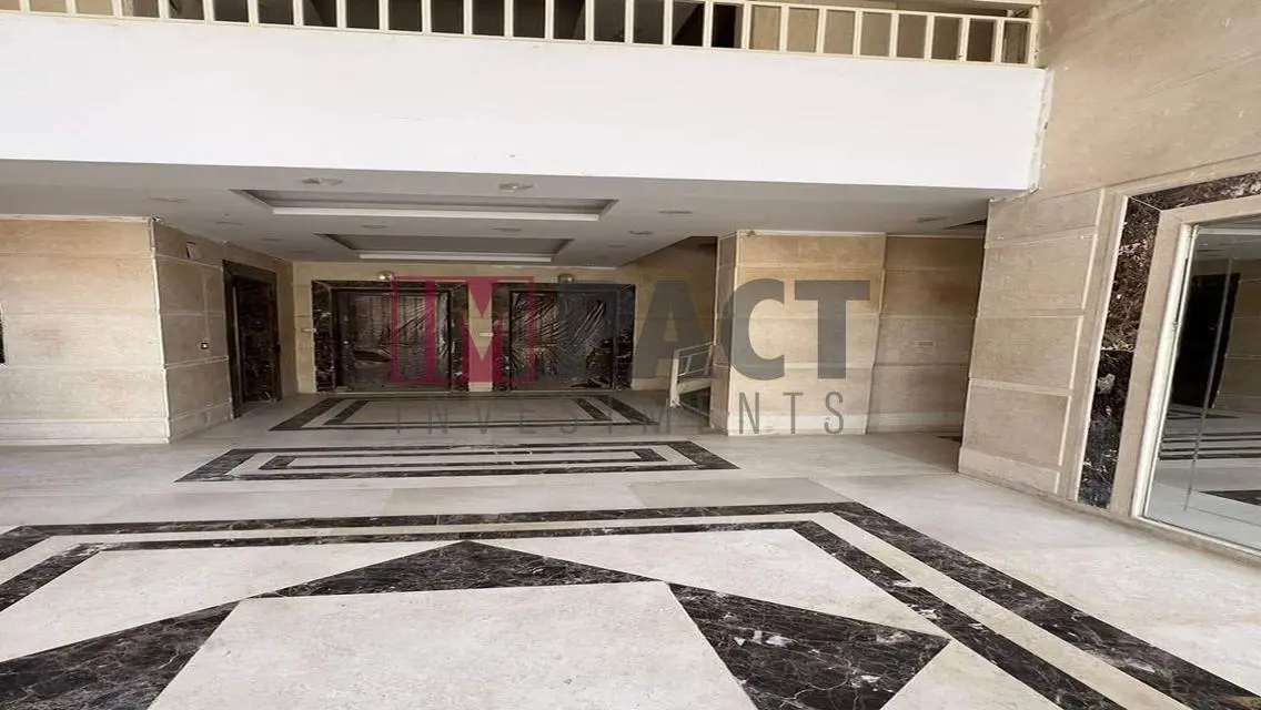 فيلا فاخرة للبيع مع حديقة ومسبح خاص