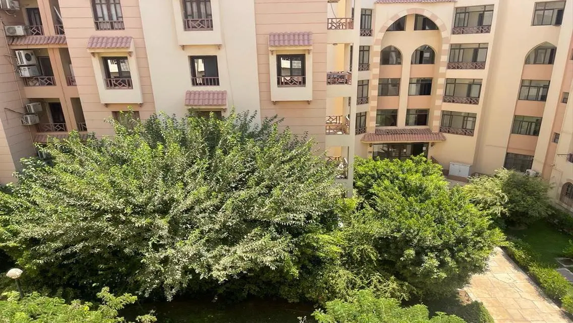 شقة جميلة ٢ غرفة نوم للإيجار مع شرفة وحديقة خاصة