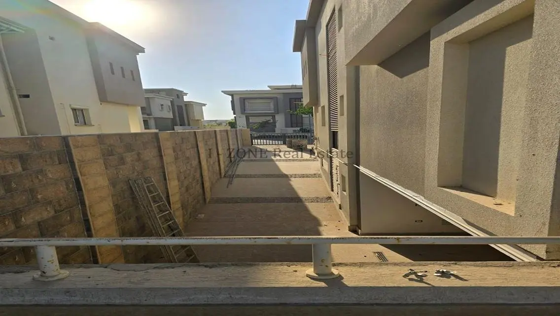 منزل فاخر بمساحة 700 متر في حي AIS مع غرف خادمة