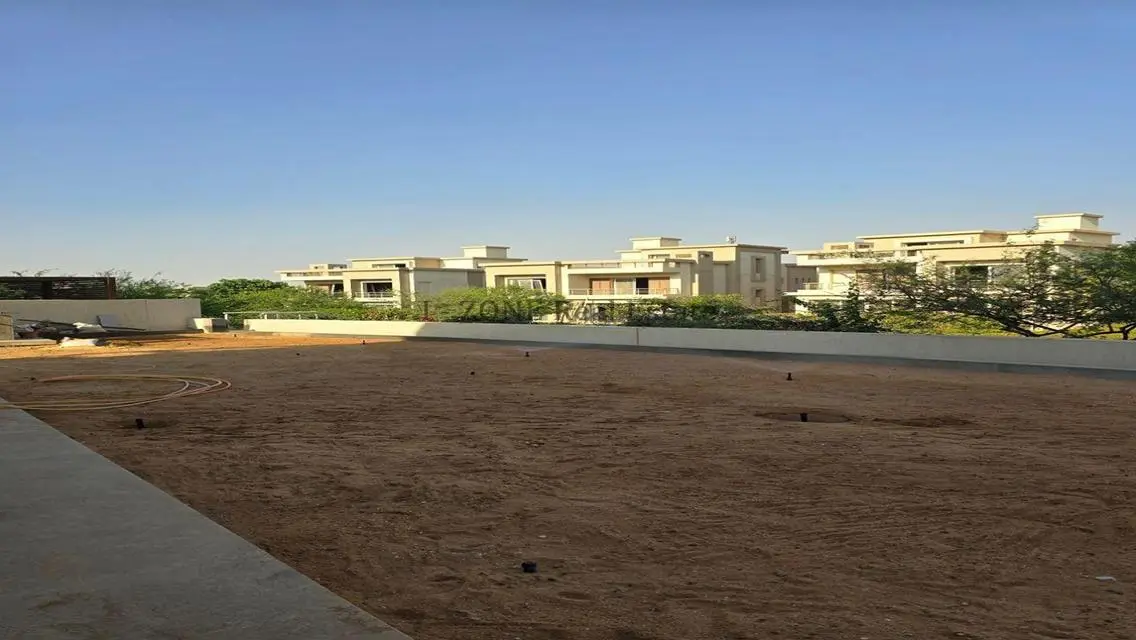 منزل فاخر بمساحة 700 متر في حي AIS مع غرف خادمة