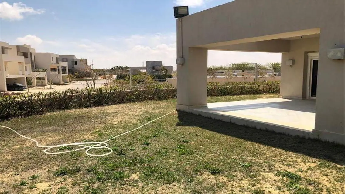 فيلا فاخرة للبيع بمساحة شاسعة