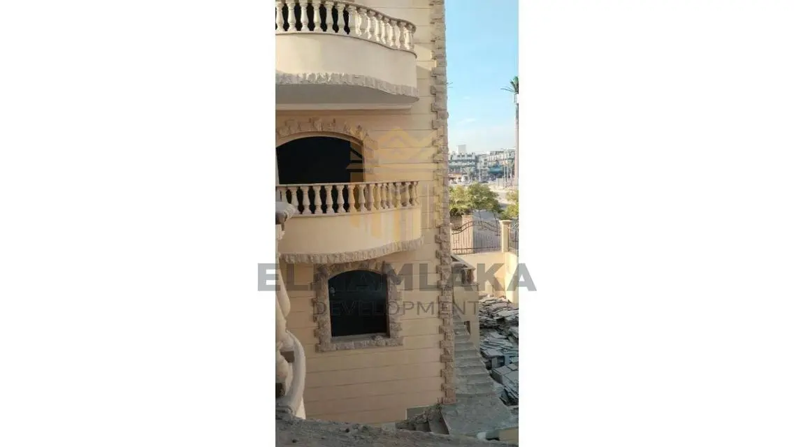 فيلا فاخرة مع حديقة خاصة للبيع