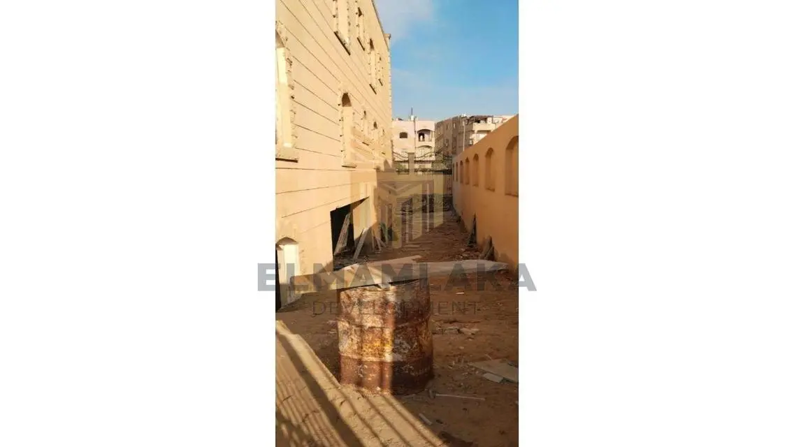 فيلا فاخرة مع حديقة خاصة للبيع