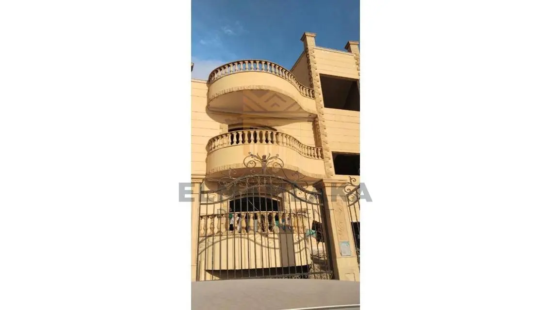 فيلا فاخرة مع حديقة خاصة للبيع