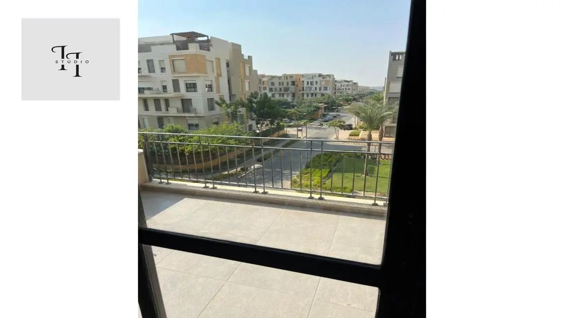 شقة فاخرة بمساحة 330 متر مع شرفة ومسبح مشترك