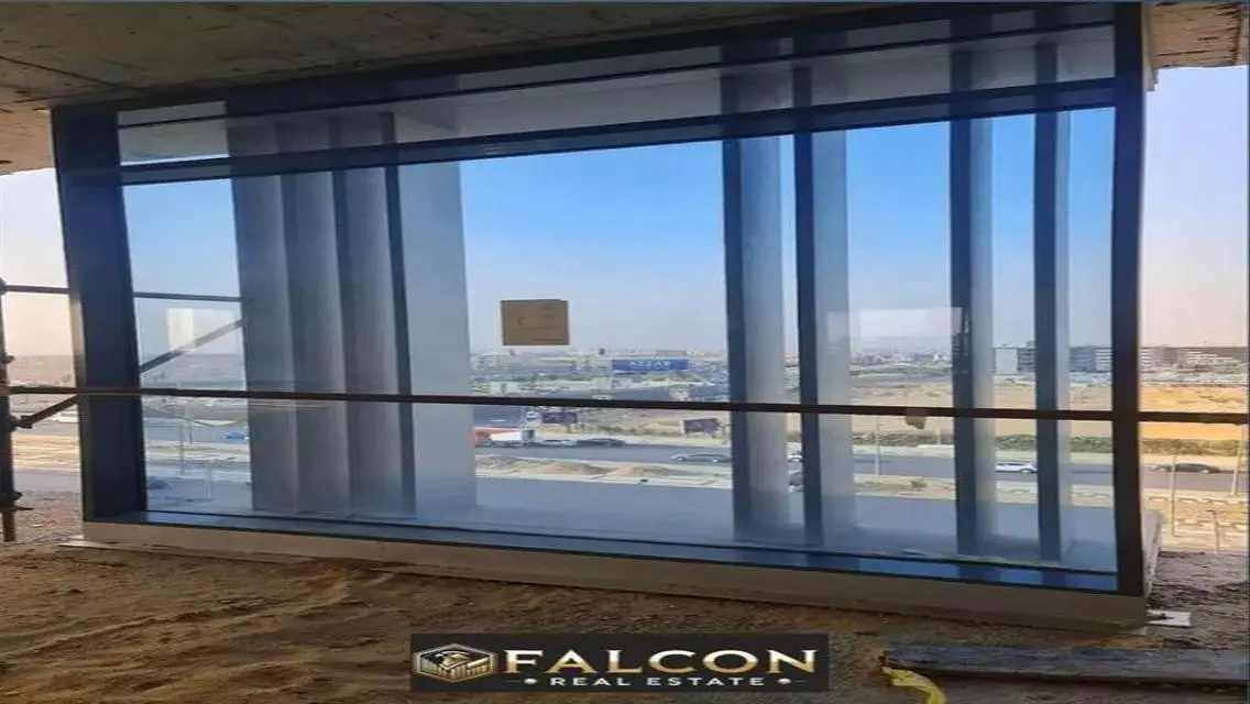 عقار متميز في مول 90 - موقع رئيسي