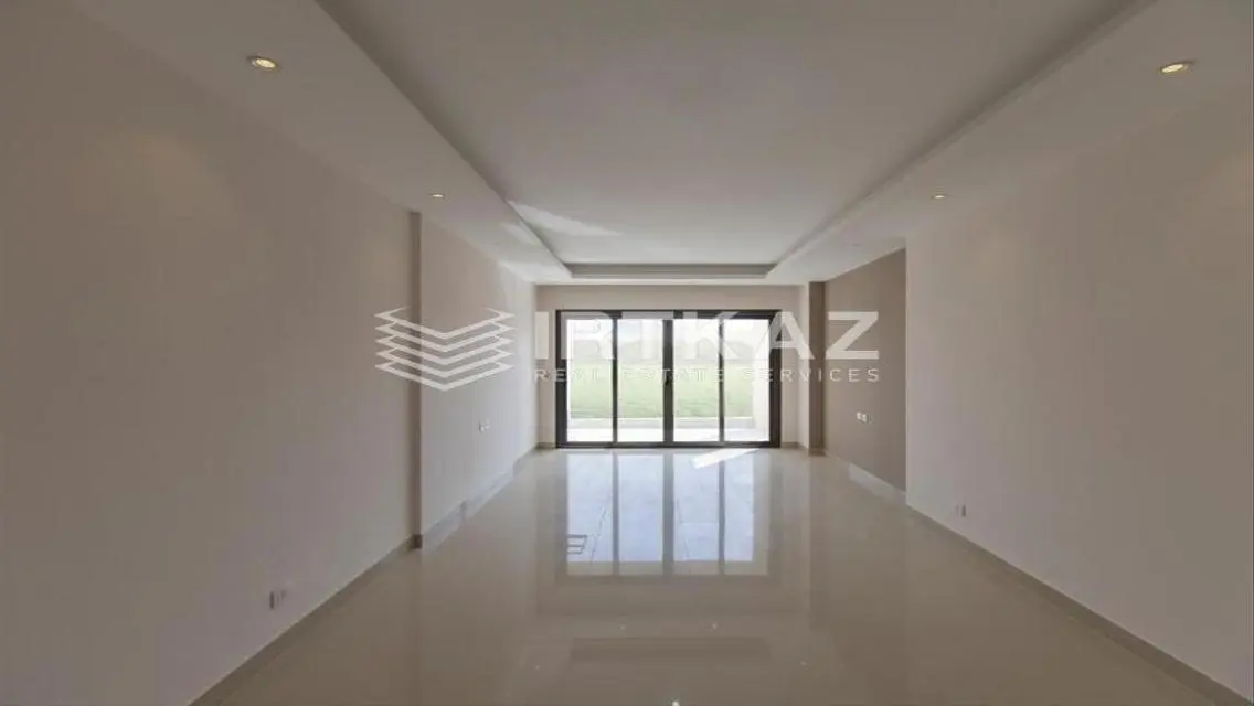 Luxury Apartment Overlooking the Lake with Premium Amenities