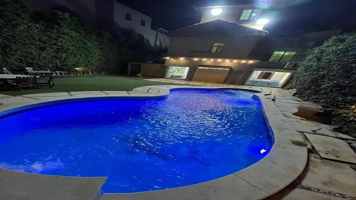فيلا فاخرة بست غرف مع مسبح خاص وحديقة في مارينا