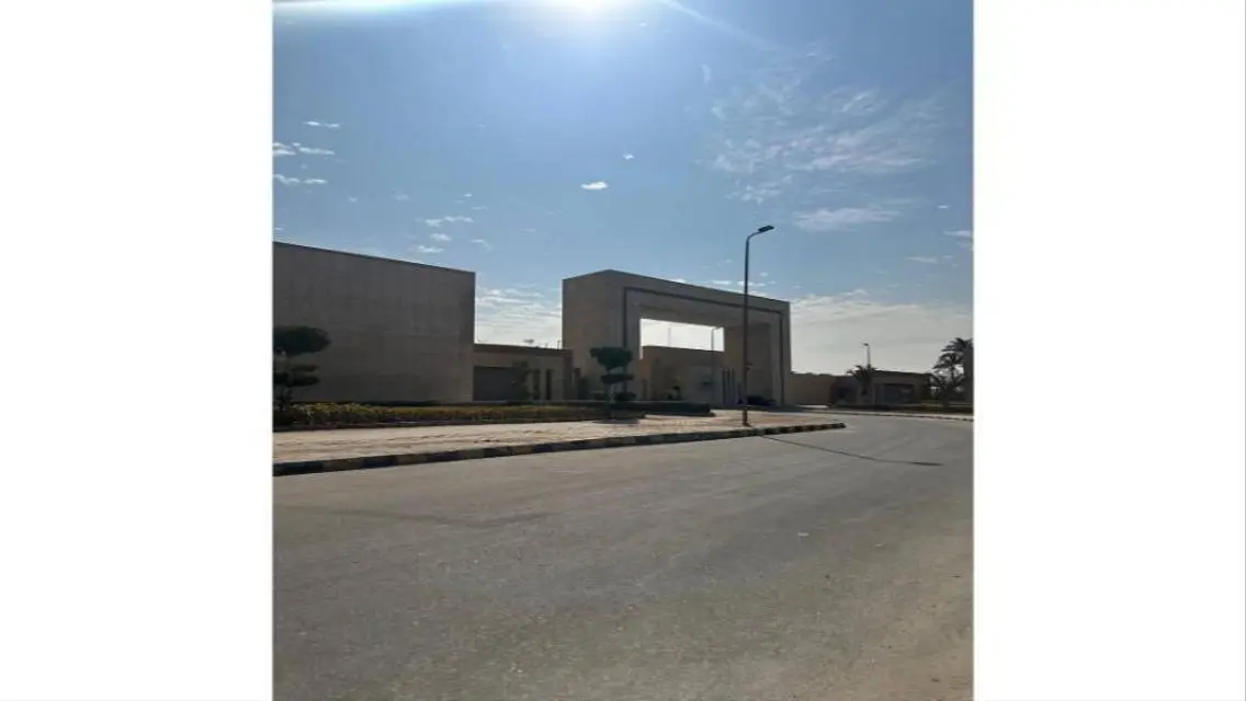 منزل بمساحة واسعة مع شرفة رائعة