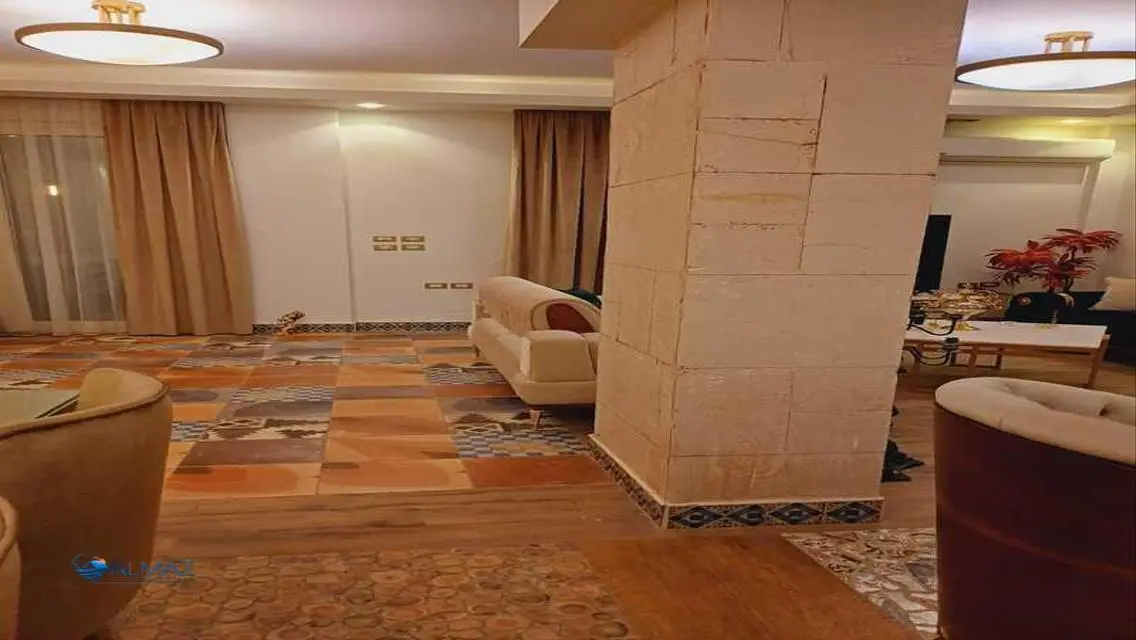 شقة فاخرة بمساحة واسعة للبيع في قلب المدينة