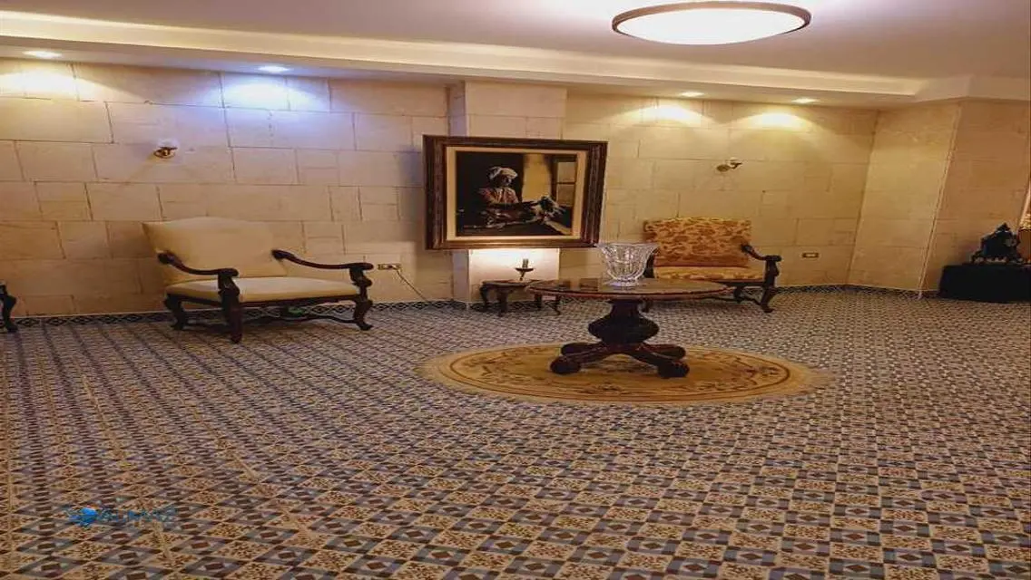 شقة فاخرة بمساحة واسعة للبيع في قلب المدينة