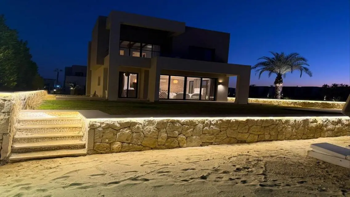 Luxury Apartment with Stunning Lake View