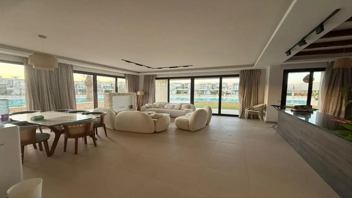 Luxury Apartment with Stunning Lake View
