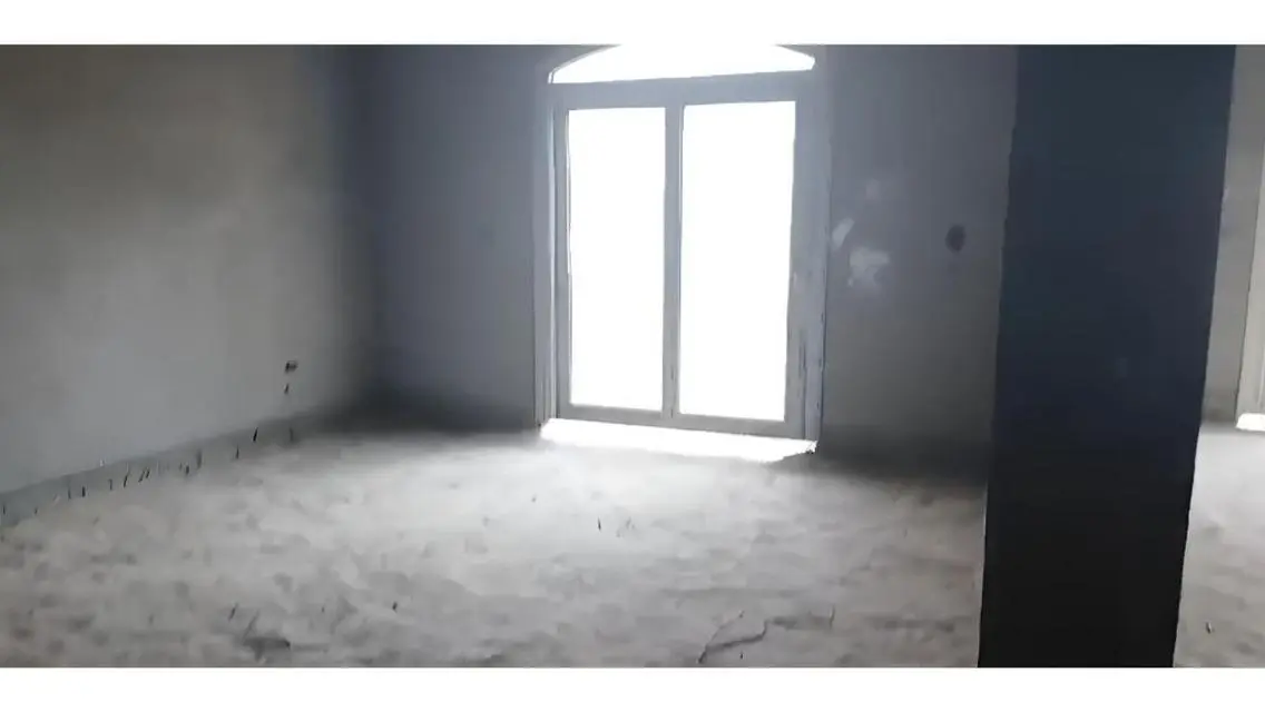 شقة للبيع بمساحة ممتازة بموقع مميز