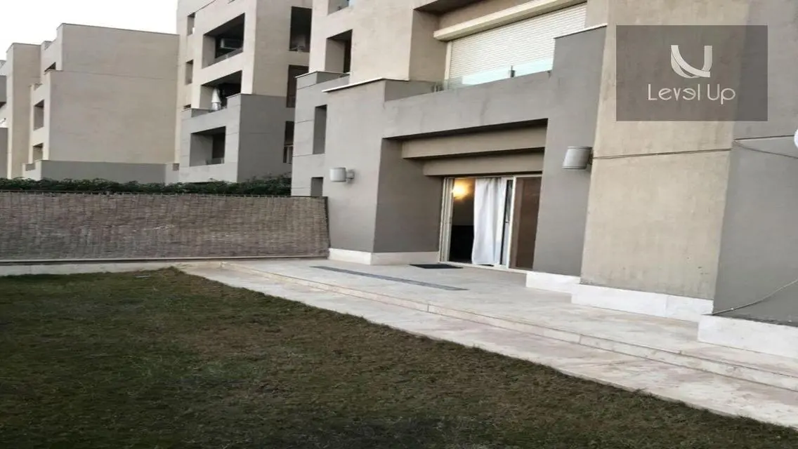شقة رائعة للبيع في Auc مع حديقة خاصة ومسبح مشترك