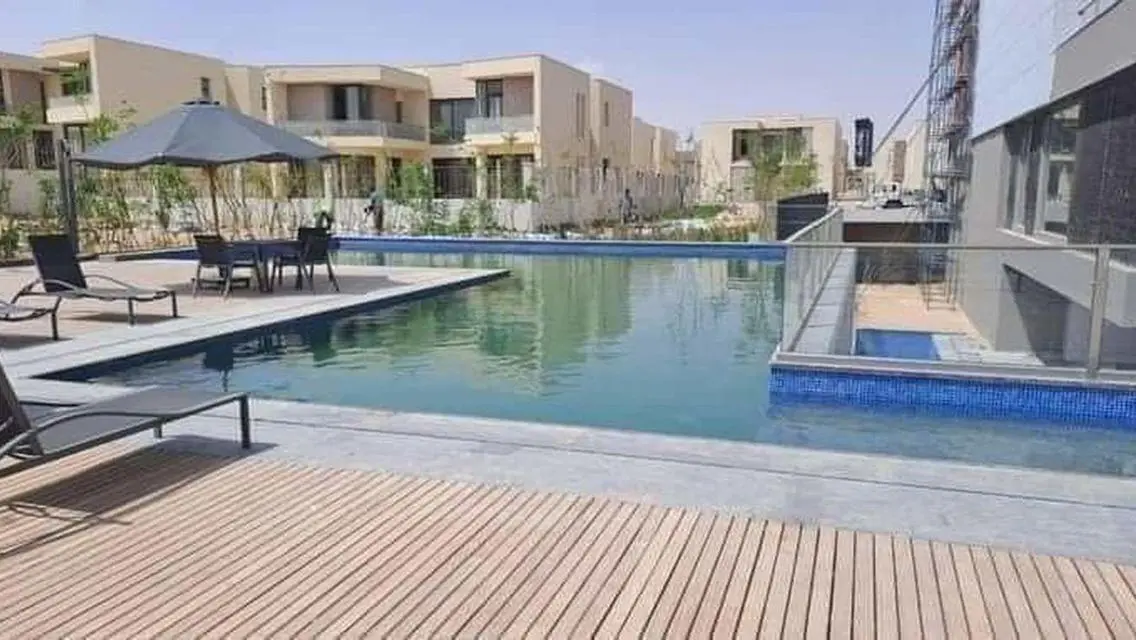 فيلا فاخرة للبيع في قلب المنطقة التجارية