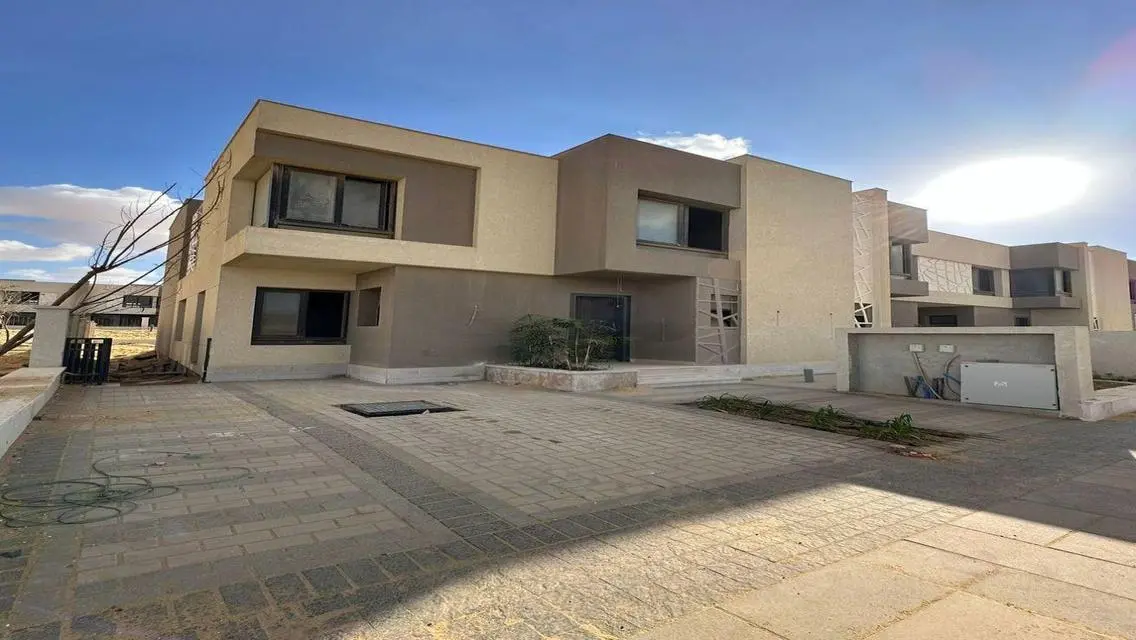 فيلا فاخرة للبيع في قلب المنطقة التجارية
