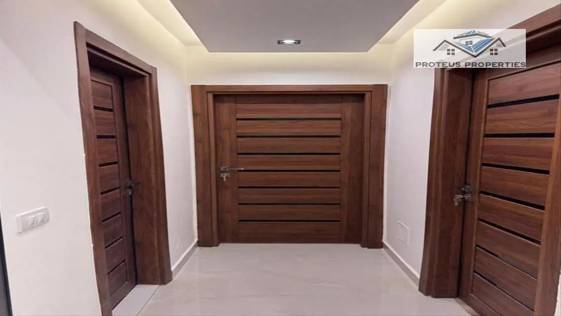 شقة فاخرة مع شرفة وموقف للسيارات في قلب المدينة